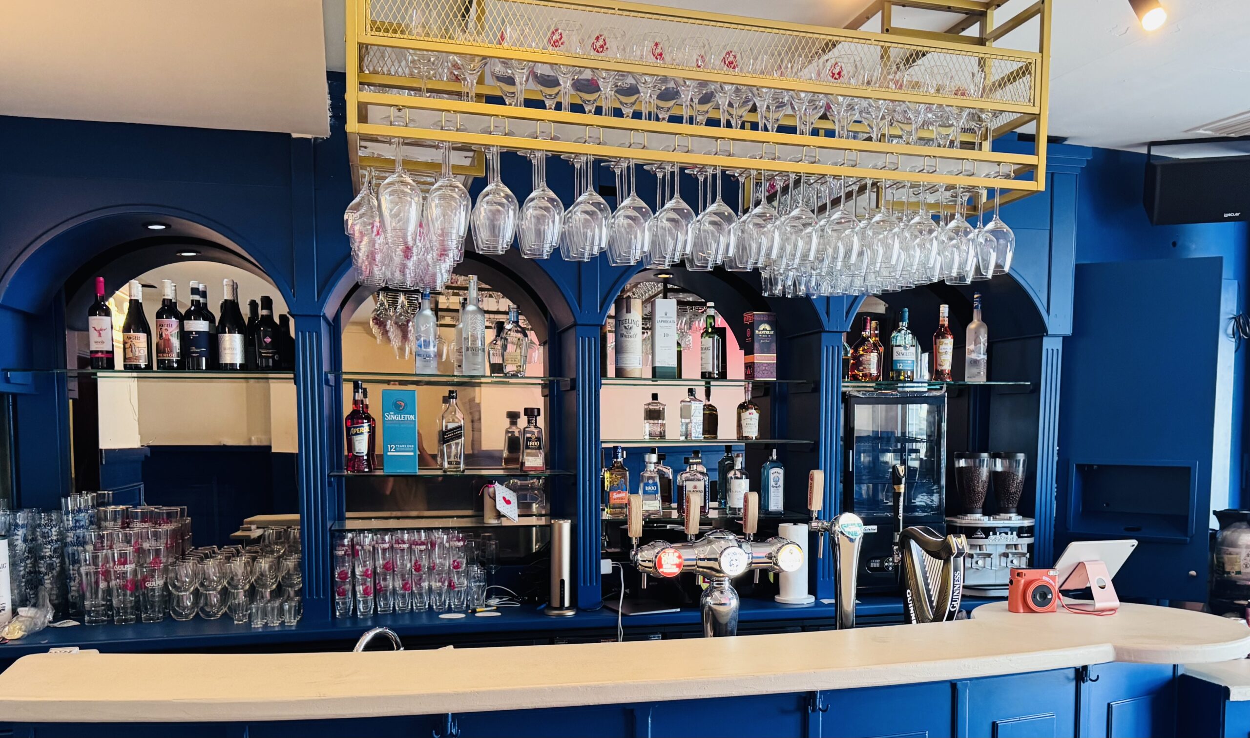 Brewster's Salon Social, Kesselskade 47 (Binnenstad)